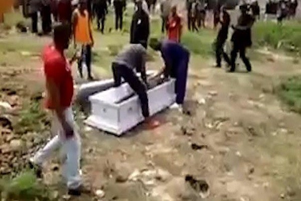 Video bật nắp quan tài, cướp xác chết giữa đám tang ảnh 1