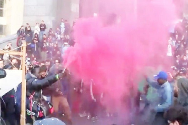 Không hài lòng kết quả bầu cử, người biểu tình đụng độ với cảnh sát Pháp ảnh 1