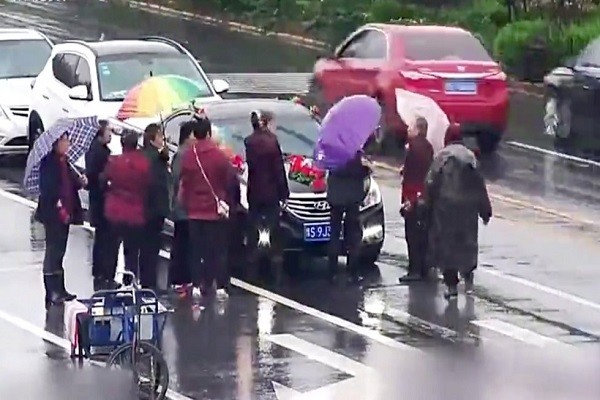 Nhóm người ở Trung Quốc liều lĩnh lao ra đường chặn xe cưới xin tiền ảnh 1