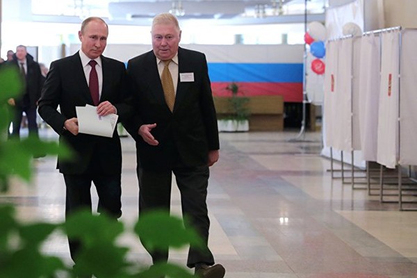 Xem ông Putin đi bỏ phiếu bầu Tổng thống Nga ảnh 1