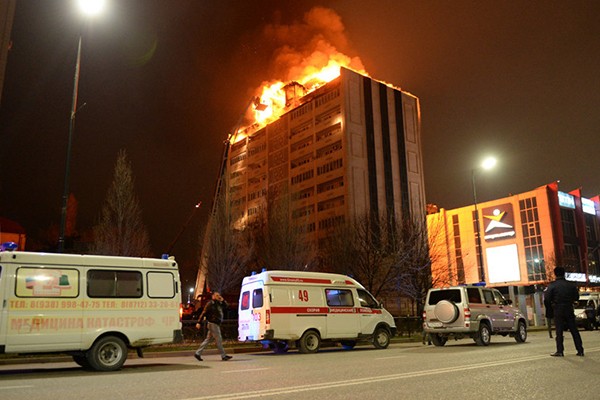 Nga: Sau thảm kịch 64 người chết, lại cháy lớn tòa nhà 12 tầng ảnh 1