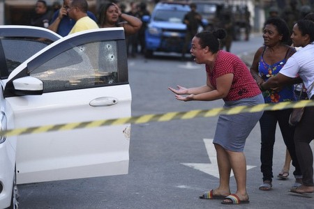Binh sĩ Brazil xả đạn vào xe ô tô chở gia đình ảnh 1