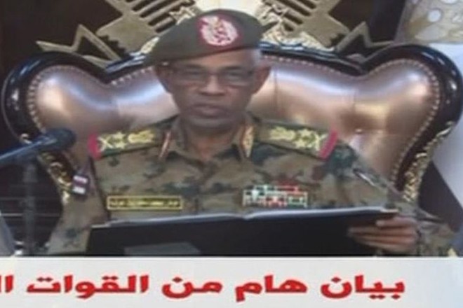 Quân đội Sudan bất ngờ đảo chính, bắt giam Tổng thống ảnh 1