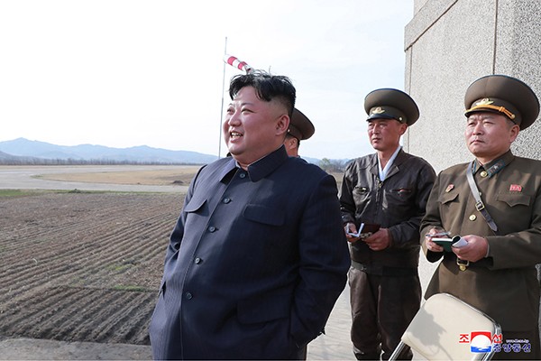 Chủ tịch Triều Tiên Kim Jong-un bất ngờ thăm lực lượng không quân ảnh 1