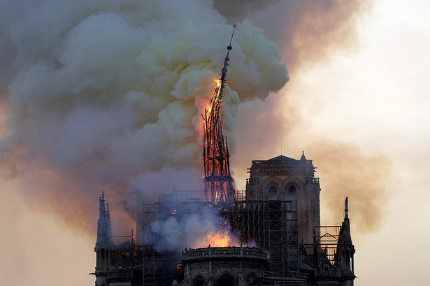 Gần 1 tỷ USD quyên góp cho việc xây dựng lại Nhà thờ Đức Bà Paris ảnh 1