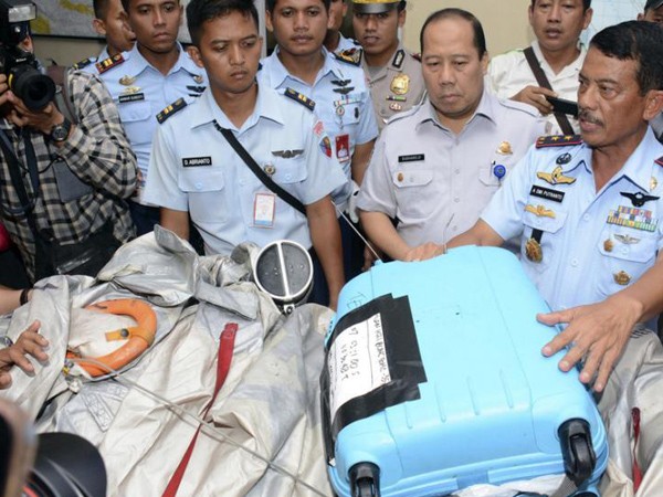 Tai nạn máy bay QZ8501 của AirAsia: Ưu tiên hàng đầu là tìm kiếm thi thể nạn nhân ảnh 1