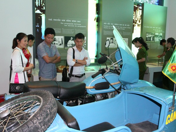 Tròn 1 tháng mở cửa đón khách tham quan Bảo tàng Công an Hà Nội: Du khách thích thú ảnh 3