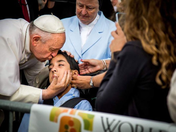 Giáo hoàng dừng xe, hôn lên trán cậu bé khuyết tật ảnh 1