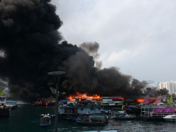 Cháy lớn tại cảng Victoria Hồng Kông, 9 tàu bị thiêu rụi ảnh 1