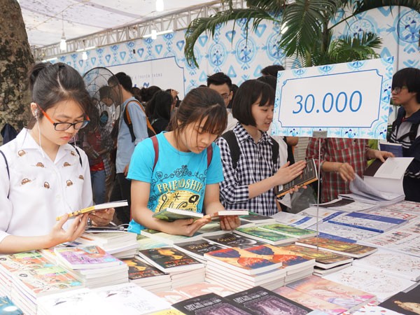 Hội sách ở Hà Nội đạt doanh thu trên 10 tỷ đồng ảnh 1