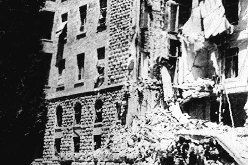 Vì sao chiếc áo khoác lông thú chứa thuốc nổ đến được London và vụ đánh bánh bom Văn phòng Thuộc địa Anh bất thành? ảnh 1