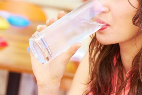 Tại sao nên uống nước khi đói? ảnh 1