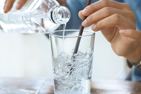 Sai lầm khi uống nước lạnh để hạ nhiệt ảnh 1