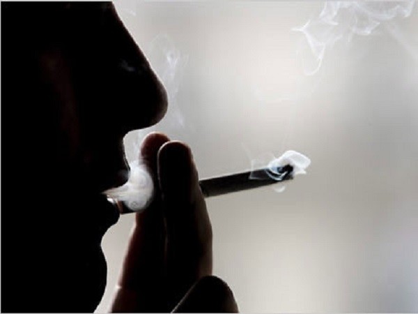 Người hút thuốc lá tăng nguy cơ mắc bệnh loạn thần ảnh 1