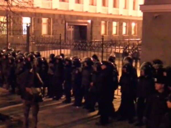 Hàng trăm người biểu tình định đột nhập văn phòng Tổng thống Ukraine ảnh 1