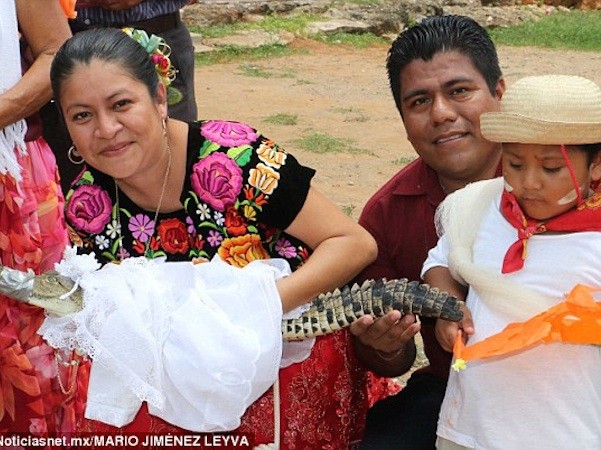 Thị trưởng Joel Vazquez Rojas bên vợ và con trai cùng với “người vợ cá sấu” Maria