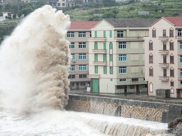 Trận sóng mạnh do siêu bão Chan-hom gây ra tại Chiết Giang, Trung Quốc
