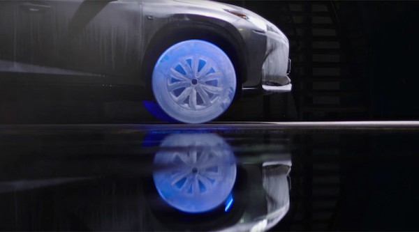 Lexus "chơi trội", chế tạo bánh xe làm bằng băng đá ảnh 3