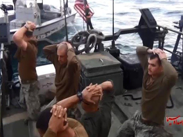 Iran: Lính Mỹ phát khóc khi bị bắt giữ ở vịnh Persian ảnh 1