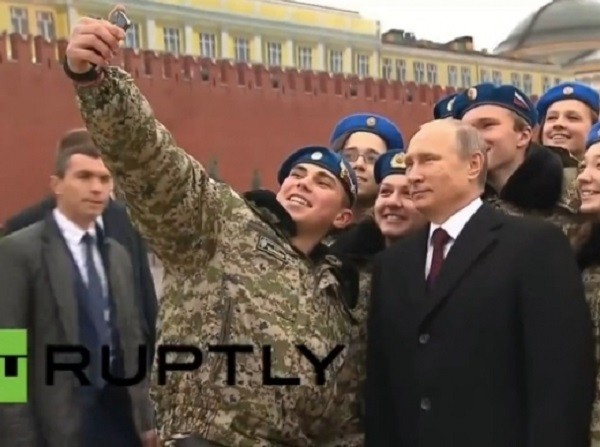 Chàng lính đề nghị "tự sướng" với Tổng thống Putin và cái kết bất ngờ ảnh 1