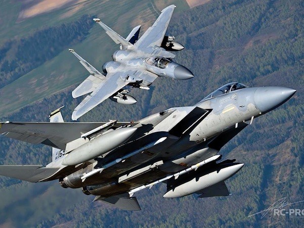 Mỹ điều 12 "đại bàng" F-15 đến châu Âu đề phòng Nga ảnh 1