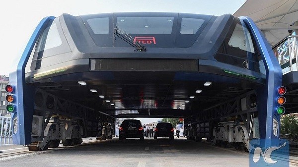 Trung Quốc chạy thử xe buýt khổng lồ có khả năng chở 300 người ảnh 1