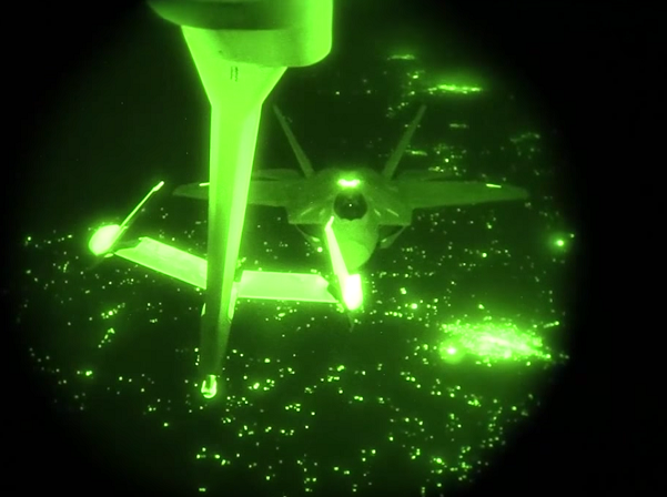 Cận cảnh "Chim ăn thịt" F-22 tiếp nhiên liệu trong đêm ảnh 1