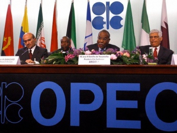 Giá dầu tăng vọt sau khi OPEC nhất trí cắt giảm sản lượng ảnh 1