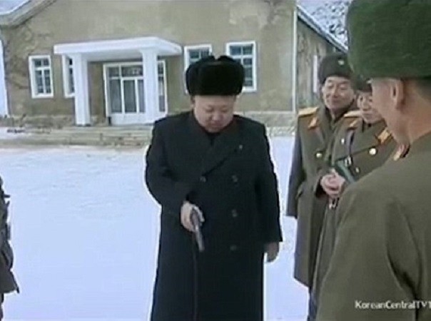Nhà lãnh đạo Kim Jong-un trổ tài lái máy bay, bắn súng ảnh 2