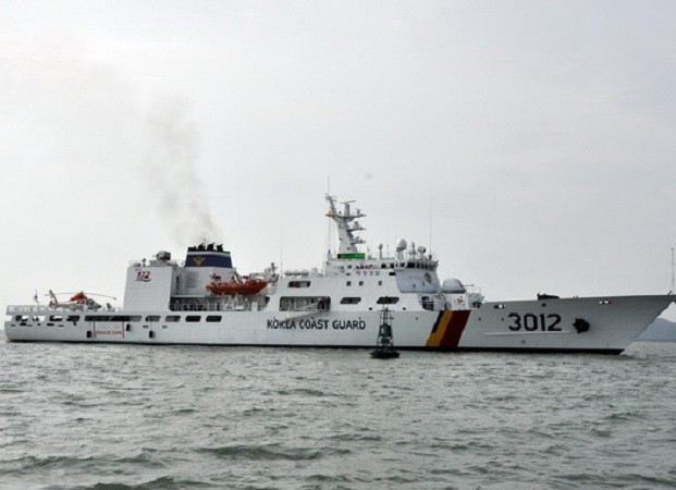 Cảnh sát biển Hàn Quốc xả gần 100 viên đạn để xua đuổi tàu cá Trung Quốc ảnh 1