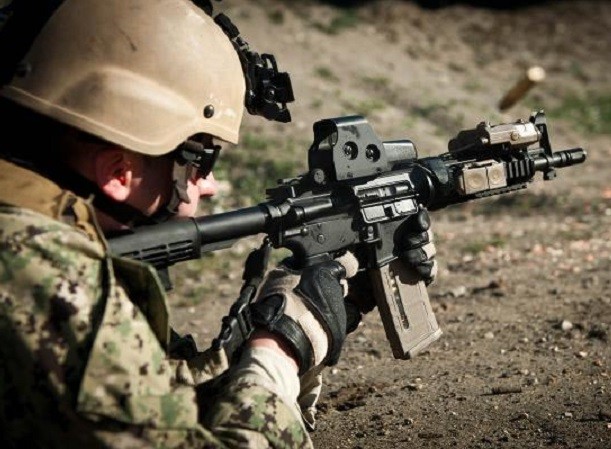 Mỹ cân nhắc cho Ukraine sản xuất súng trường tấn công M4 ảnh 1