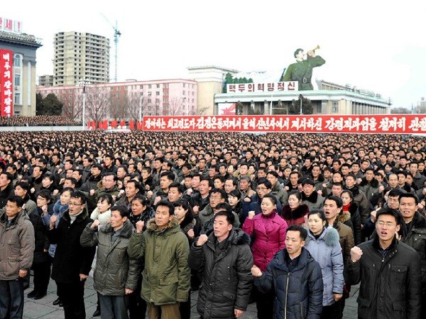 Dân Triều Tiên đổ ra đường hưởng ứng tuyên bố thử ICBM của ông Kim Jong-Un ảnh 2