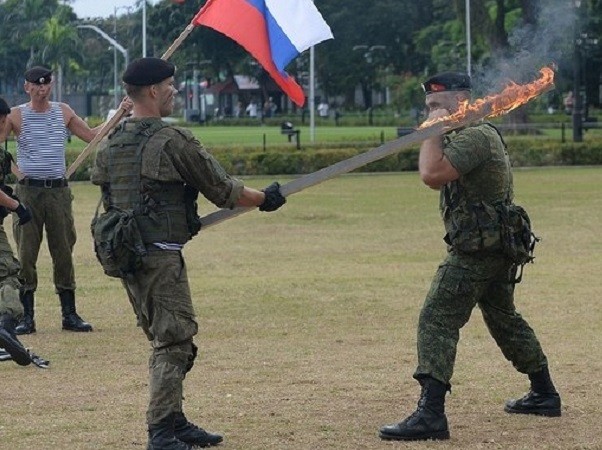 Xem lính Nga trình diễn khả năng chịu đau ấn tượng tại Philippines ảnh 1