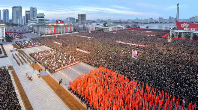 Dân Triều Tiên đổ ra đường hưởng ứng tuyên bố thử ICBM của ông Kim Jong-Un ảnh 1