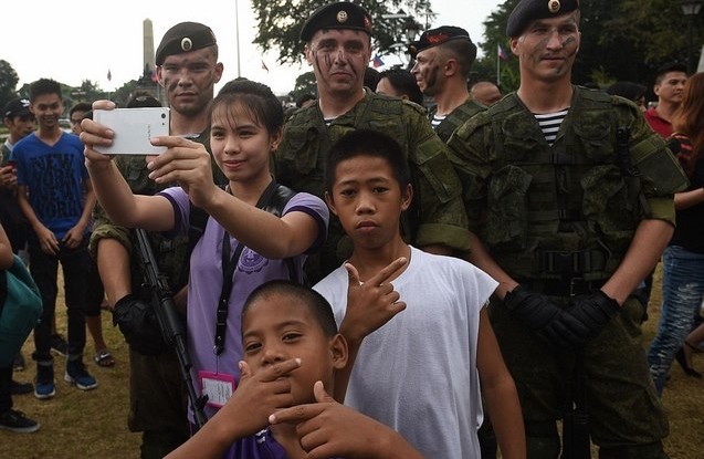 Xem lính Nga trình diễn khả năng chịu đau ấn tượng tại Philippines ảnh 4