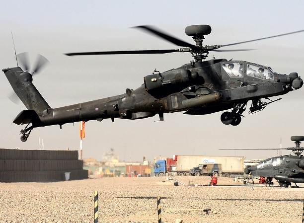 Trực thăng Apache của Mỹ điều khiển được máy bay không người lái ảnh 1
