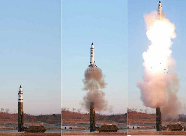 Cận cảnh Triều Tiên "phóng lạnh" tên lửa Pukguksong-2 ảnh 1