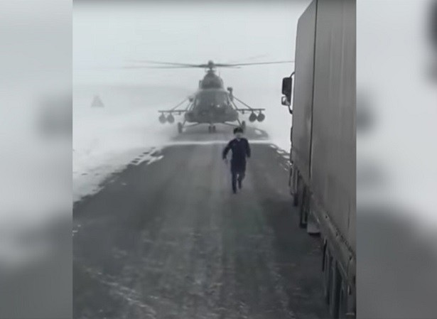 Trực thăng Mi-8 hạ xuống cao tốc để phi công hỏi đường... lái xe tải ảnh 1
