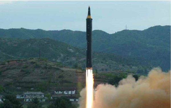 Khoảnh khắc nhà lãnh đạo Kim Jong-un vui sướng sau vụ thử tên lửa mới ảnh 9