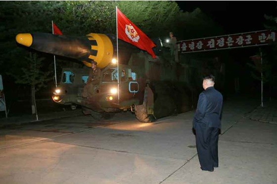 Khoảnh khắc nhà lãnh đạo Kim Jong-un vui sướng sau vụ thử tên lửa mới ảnh 4