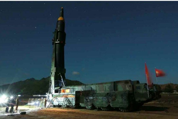 Khoảnh khắc nhà lãnh đạo Kim Jong-un vui sướng sau vụ thử tên lửa mới ảnh 6