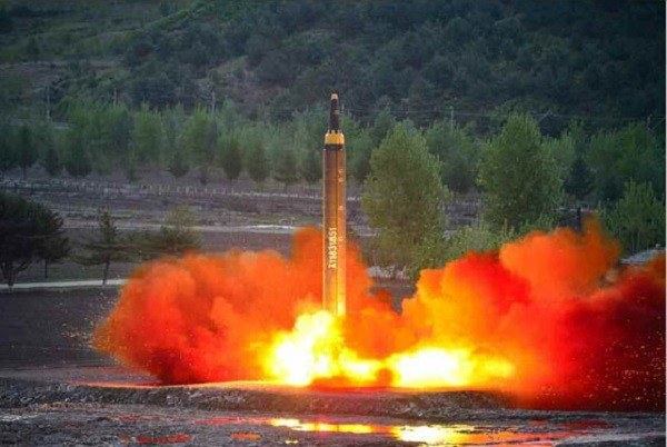 Khoảnh khắc nhà lãnh đạo Kim Jong-un vui sướng sau vụ thử tên lửa mới ảnh 7