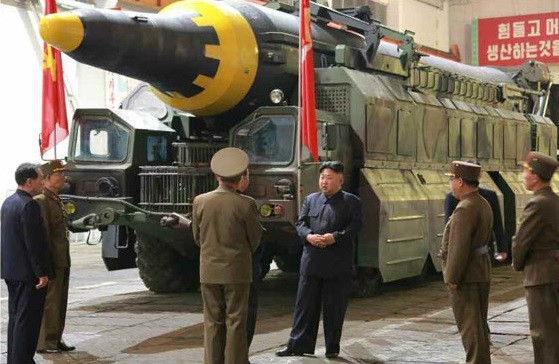 Khoảnh khắc nhà lãnh đạo Kim Jong-un vui sướng sau vụ thử tên lửa mới ảnh 1