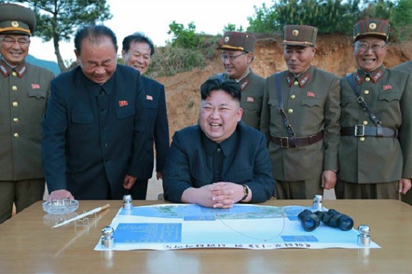 Khoảnh khắc nhà lãnh đạo Kim Jong-un vui sướng sau vụ thử tên lửa mới ảnh 11