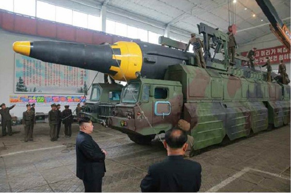 Khoảnh khắc nhà lãnh đạo Kim Jong-un vui sướng sau vụ thử tên lửa mới ảnh 2