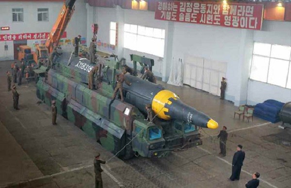 Khoảnh khắc nhà lãnh đạo Kim Jong-un vui sướng sau vụ thử tên lửa mới ảnh 3