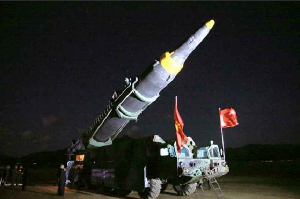 Khoảnh khắc nhà lãnh đạo Kim Jong-un vui sướng sau vụ thử tên lửa mới ảnh 5