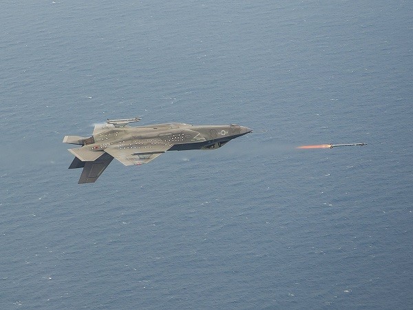 Tiêm kích F-35 phóng tên lửa trong trạng thái "bay ngửa'' ảnh 2
