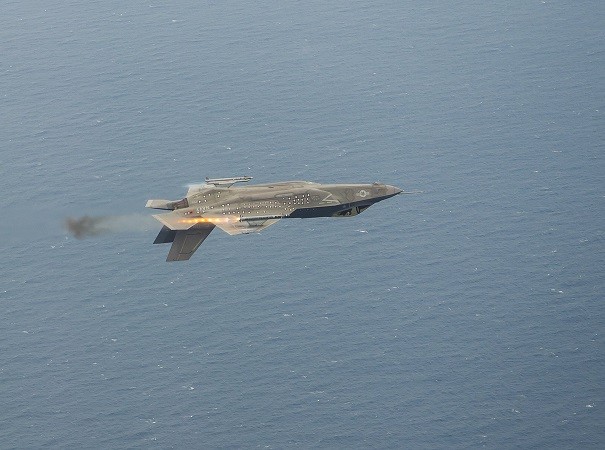 Tiêm kích F-35 phóng tên lửa trong trạng thái "bay ngửa'' ảnh 1