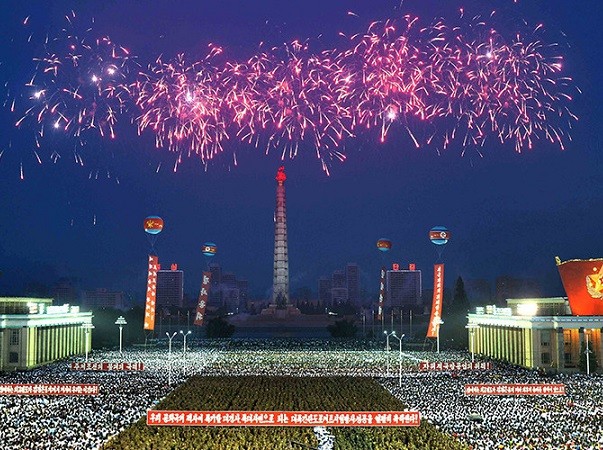 Triều Tiên tổ chức ăn mừng hoành tráng vụ phóng thành công ICBM ảnh 1